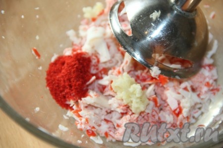 Сюда же всыпать паприку.
