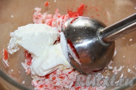 Добавить творожный сыр (или мягкий творог).
