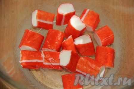 Крабовые палочки нарезать на кусочки.
