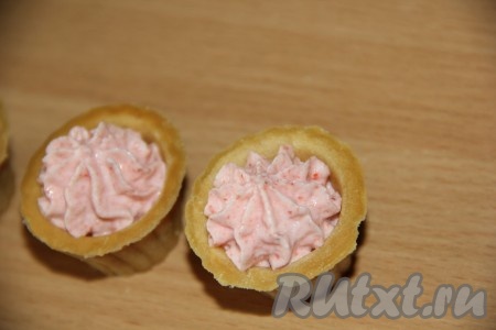 Отсадить крем по мини тарталеткам.