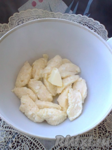 Опускаем ложку с тестом в кипящую воду. Галушки должны всплыть на поверхность воды. Варятся они, примерно, 1 минуту. Галушки можно варить партиями или сразу все, главное, чтобы они свободно плавали в воде.
Сразу же их надо выловить шумовкой и выложить в посуду, добавить сливочное масло, перемешать.