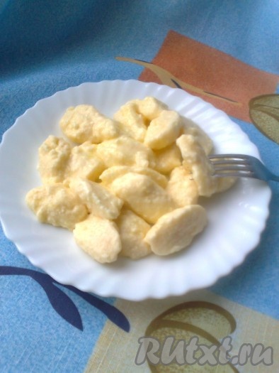 Раскладываем галушки по тарелкам,