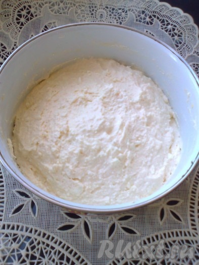 Хорошо перемешать творожное тесто, оно не должно получиться крутым. Тесто должно быть достаточно рыхлым, таким, чтобы его можно было набирать ложкой.