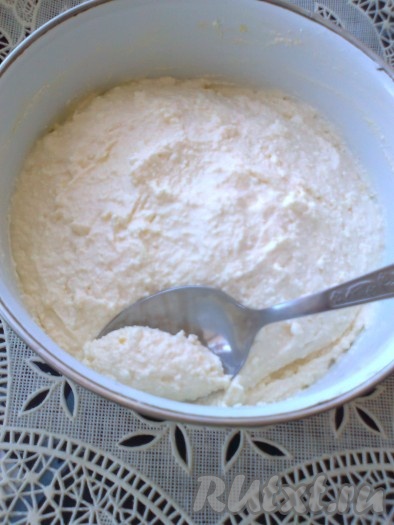 В кастрюлю наливаем воду, доводим её до кипения, солим по вкусу. Черпаем десертной ложкой подготовленное тесто.