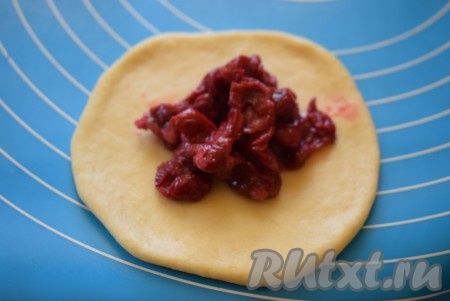 На середину каждого кружка кладем 1 столовую ложку с горкой начинки.
