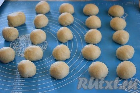Разделяем тесто на кусочки по 38-40 грамм (у нас получится, примерно, 22-23 кусочка). Далее каждый комочек теста округляем, выкатывая шарик теста рукой о поверхность стола.
