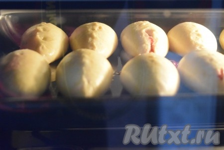 Накрываем противень плёнкой и даём пирожкам расстояться, примерно, 25-30 минут. Подошедшие пирожки с вишней отправляем в разогретую духовку и выпекаем при температуре 180 градусов, примерно, 40 минут.
