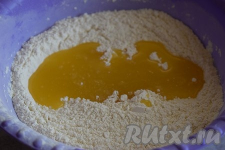 Добавим сахар с маслом к муке, всыпем ванильный сахар.
