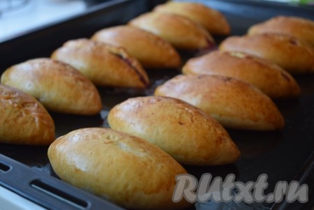 Готовые пирожки хорошо подрумянятся, будут аппетитно пахнуть вишней и сдобой. Достаем пирожки из духовки, снимаем с противня и охлаждаем, накрыв полотенцем.
