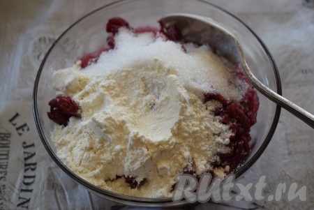 Сольем весь образовавшийся при разморозке сок. Добавим к вишне сахар, крахмал (или муку, я использовала муку) и перемешаем до однородности.
