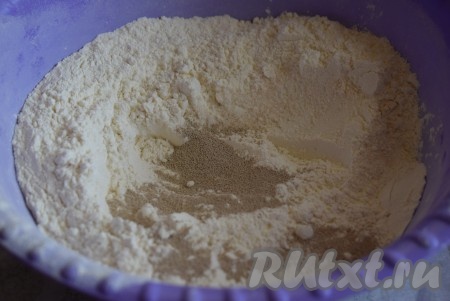 Для начала приготовим тесто. Для этого просеем муку в миску, добавим дрожжи, соль и перемешаем до однородности.
