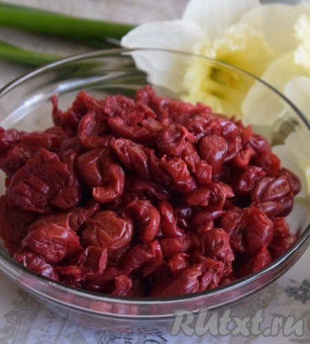 Пока наше тесто подходит, займемся начинкой. Для этого замороженную вишню разморозим при комнатной температуре.
