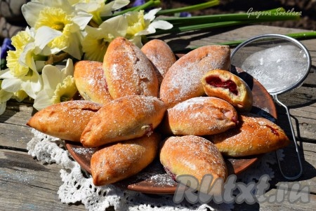 Чаепитие с пирожками, приготовленными с замороженной вишней, - это так вкусно, ваши близкие будут очень рады такому угощению!
