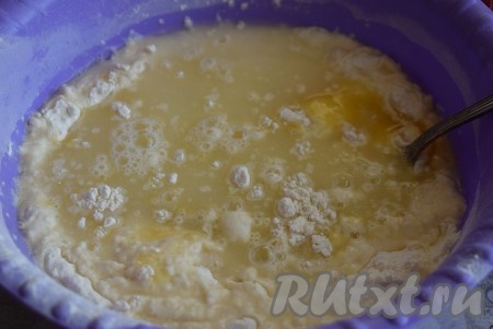 Вольем теплую воду (температура воды, примерно, 40 градусов), начнем замешивать тесто.
