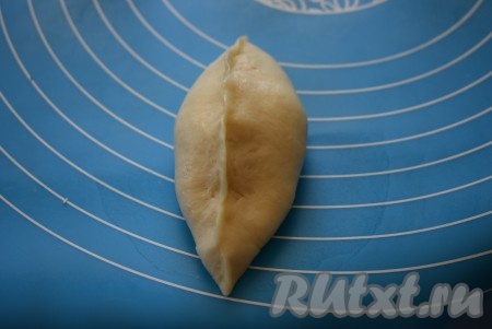 Из каждого кружка формируем пирожок, защипывая и плотно закрепляя края теста.
