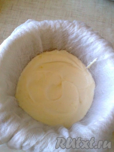 Затем надо выложить первую часть подготовленной творожной массы в застеленную&nbsp;&nbsp;форму.&nbsp;