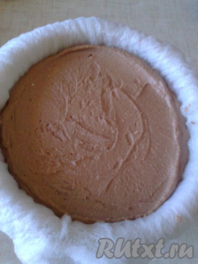 Смешать&nbsp;растопленный шоколад с третьей частью творожной массы, выложить ее в форму (дуршлаг).