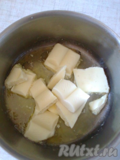 Получившуюся творожную массу взвесить, разделить на три равные части и разложить по разным емкостям. В качестве формы для формирования творожной пасхи я использовала дуршлаг, можно использовать ведерко от мороженого. Если у вас форма высокая и узкая, то массу с белым шоколадом, которая выкладывается первым слоем, лучше взять в меньшем количестве, а оставшуюся массу разделить на 2 равные части, чтобы в готовой пасхе слои смотрелись приблизительно одинаково. Также можно взять большее количество всех видов шоколада (например, по целой плитке 85-90 грамм). Масло надо разделить на три равные части (по 30 грамм) и каждую часть по очереди растапливать. Сначала надо растопить первую часть масла в кастрюльке на небольшом огне, затем добавить кусочки белого шоколада.