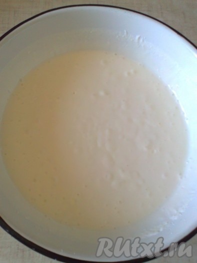 Измельчить творог со сметаной и сахаром с помощью блендера до однородности (либо протереть творог через сито и взбить со сливками и сахаром).
