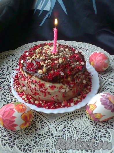 Растопить в кастрюльке масло и шоколад для декора и украсить по желанию, например, растопленным шоколадом, измельченными орешками и цветной посыпкой. Вот такая пасха получилась.&nbsp;