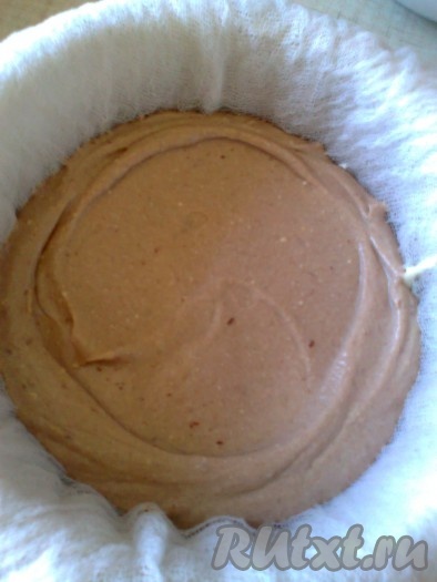 Смешать со второй частью творожной массы и выложить в форму.
