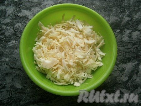 Лук, чеснок и морковь очистить, из болгарского перца удалить семена. Капусту нашинковать.
