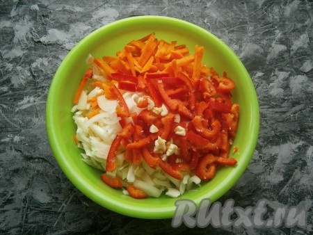 Сюда же добавить измельченный чеснок и нарезанный соломкой сладкий болгарский перец.
