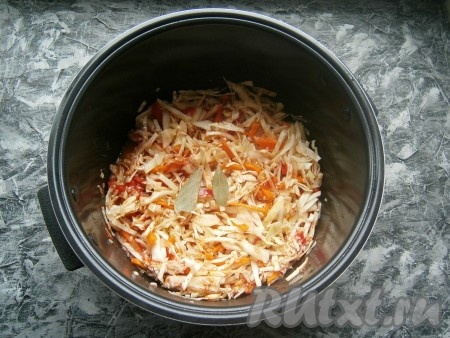 Хорошо перемешать, добавить лавровые листья.
