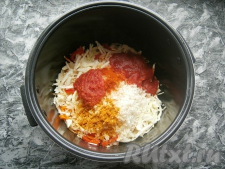 Все овощи выложить в чашу мультиварки, влить растительное масло, добавить промытый рис, томат, томатный соус, паприку, соль, специи, влить воду.
