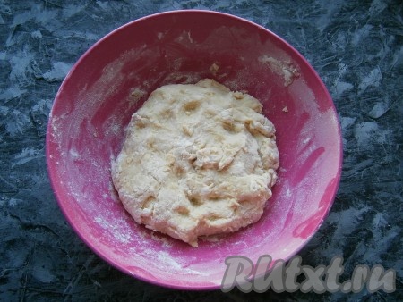 Ложкой, а затем руками замесить липкое, но плотное тесто.
