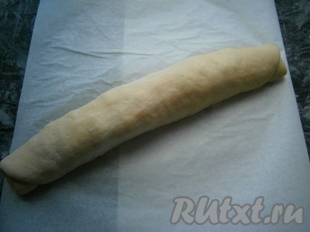 Свернуть тесто в плотный рулет.
