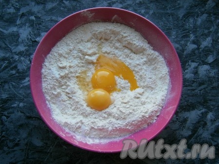 Перетереть масло с частью муки до крошки, добавить желтки, всыпать ванильный сахар.
