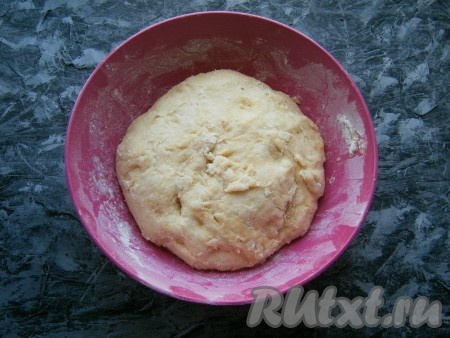 Прикрыть миску с тестом пленкой и оставить в теплом месте на 1,5-2 часа. Тесто должно увеличиться в 2 раза.
