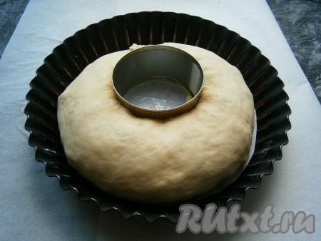 Разместить рулет в круглой форме, смазанной немного сливочным (или растительным) маслом, в середине формы поставить консервную банку, смазанную растительным маслом. Если у вас есть специальная форма для рулета или кекса, чтобы получилось кольцо, - берите ее.
