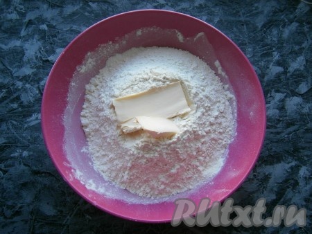 В муку выложить 50 грамм немного размягченного сливочного масла.
