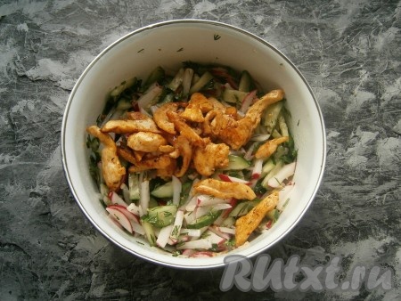 Заправить салат из огурцов, редиски, чеснока и зелени подготовленной горчично-масляной смесью. Также добавить соль и немного сахара, перемешать и выложить остывшую курицу.
