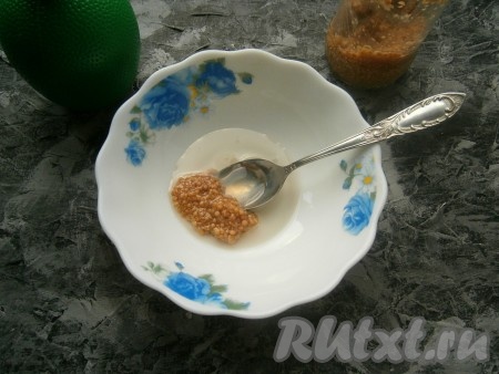 В отдельной тарелке соединить подсолнечное масло, французскую горчицу и лимонный сок, тщательно перемешать.
