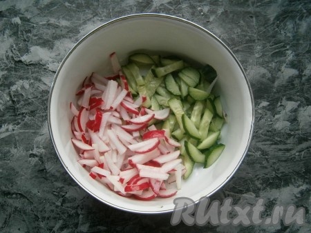 Огурец и редис нарезать соломкой (или брусочками).
