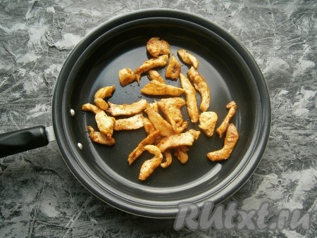 Обжарить филе на растительном масле на среднем огне до легкой румяности со всех сторон, затем влить соевый соус, обжаривать еще несколько минут (до красивого румяного цвета), снять с огня и остудить.
