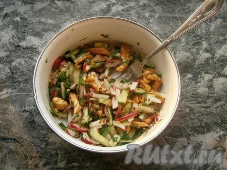 Снова салат тщательно перемешать и дать ему настояться в прохладном месте в течение 10-15 минут.