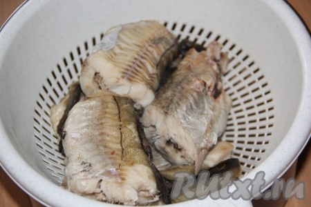 Отваренную рыбу откинуть на дуршлаг и дать остыть.
