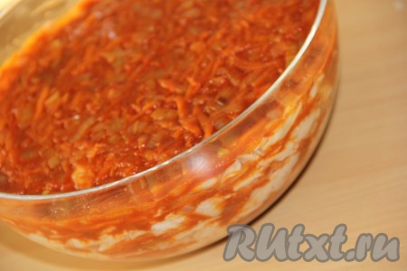 Таким образом, чередуя и слегка утрамбовывая слои, выложить все овощи и рыбу (верхний слой должен быть овощным). Накрыть миску и поставить в холодильник на ночь.&nbsp;
