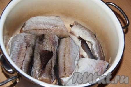 Минтая промыть под проточной водой, разрезать на две части, выложить в кастрюлю, полностью залить холодной водой.
