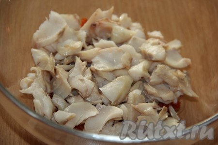 Затем выложить слой рыбы.