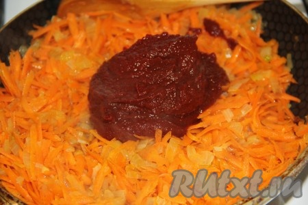 К обжаренным овощам добавить соль и томатную пасту.
