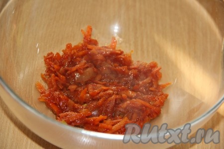 В глубокую миску выложить слой овощей.