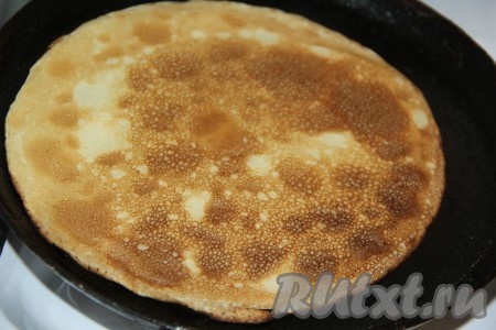 Выпекать блины на среднем огне с двух сторон до золотистого цвета на хорошо разогретой сковороде. Я сковороду смазала маслом только перед первым блином.
