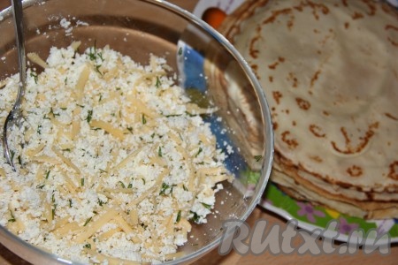 Хорошо перемешать сырно-творожную начинку.
