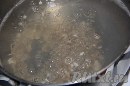 Поставить кастрюлю на огонь, дождаться закипания воды, уменьшить огонь и варить 15-20 минут.
