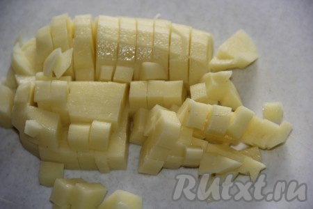 Пока варится перловка, картофель очистить и нарезать на небольшие кубики.
